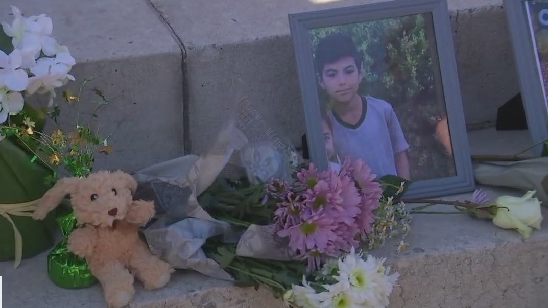 Austinites create memorial at Capitol for Texas school shooting victims